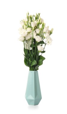 Beyaz arka planda güzel Eustoma çiçekleri olan vazo