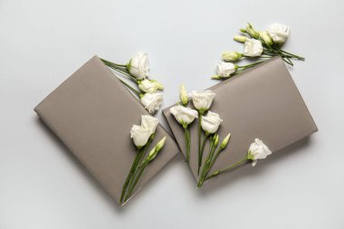 Kitaplı kompozisyon ve açık arkaplanda güzel Eustoma çiçekleri