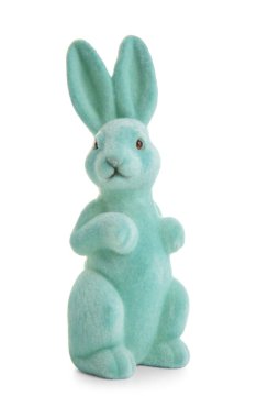 Beyaz arka planda oyuncak Paskalya tavşanı