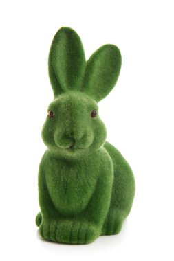 Beyaz arka plan üzerinde izole yeşil Paskalya tavşanı