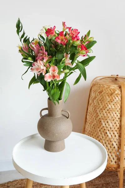 Vase Alstroemeria Flowers Table Room Closeup — Stock Photo, Image