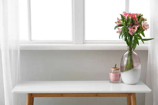 Vase Avec Fleurs Alstroemeria Bougie Sur Table Près Fenêtre — Photo