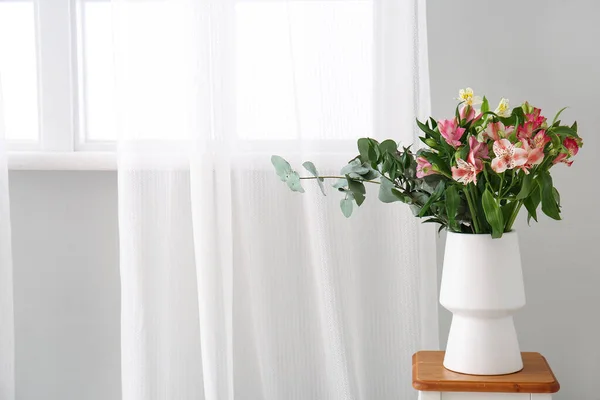 Işık Odasındaki Taburede Güzel Alstromerya Çiçekleri Olan Vazo — Stok fotoğraf