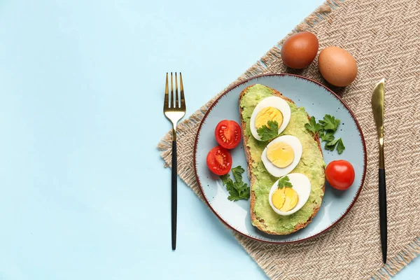 Lezzetli Avokado Tostlu Masa Servisi Mavi Arka Planda Haşlanmış Yumurta — Stok fotoğraf