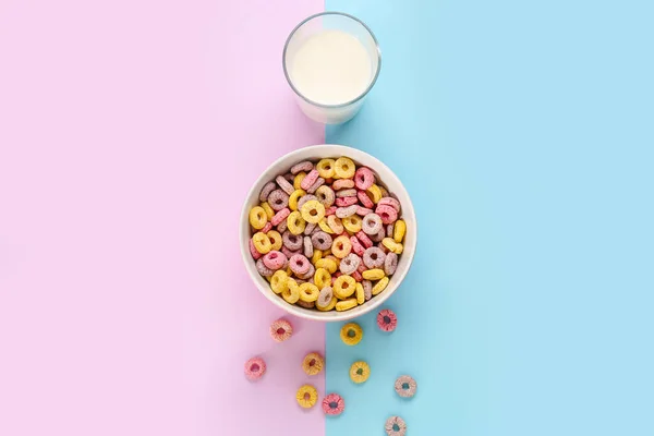 Cuenco Con Anillos Cereales Vaso Leche Sobre Fondo Colorido — Foto de Stock