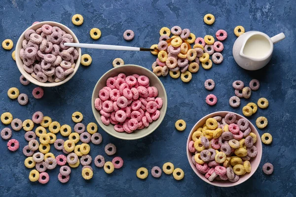 Cuencos Coloridos Anillos Cereales Jarra Con Leche Sobre Fondo Grunge — Foto de Stock