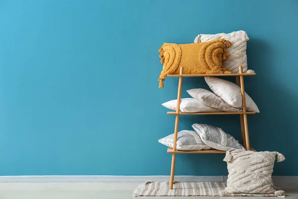 Stylish Decorative Pillows Shelving Unit Blue Wall — Stock Photo, Image