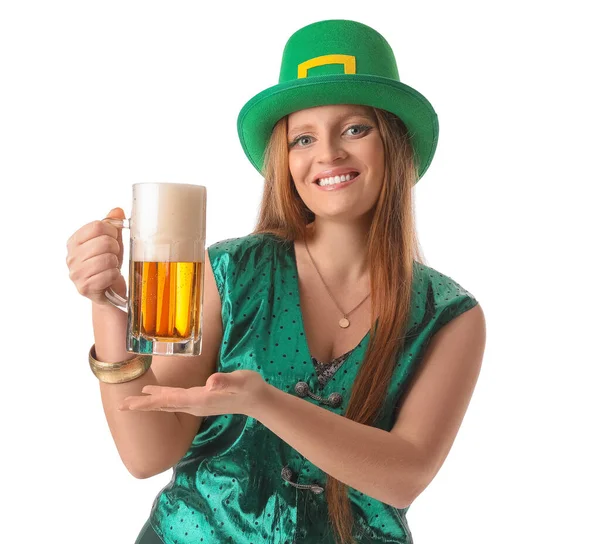 Schöne Rothaarige Frau Mit Einem Glas Bier Auf Weißem Hintergrund — Stockfoto