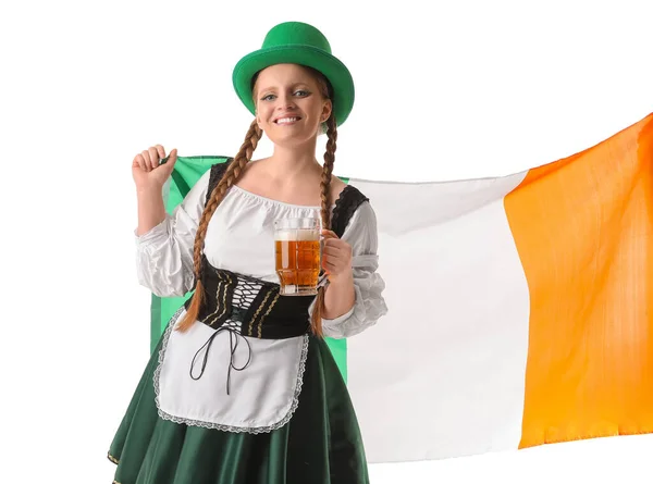 Irlandzka Kelnerka Piwem Flagą Irlandii Białym Tle Święto Patryka — Zdjęcie stockowe