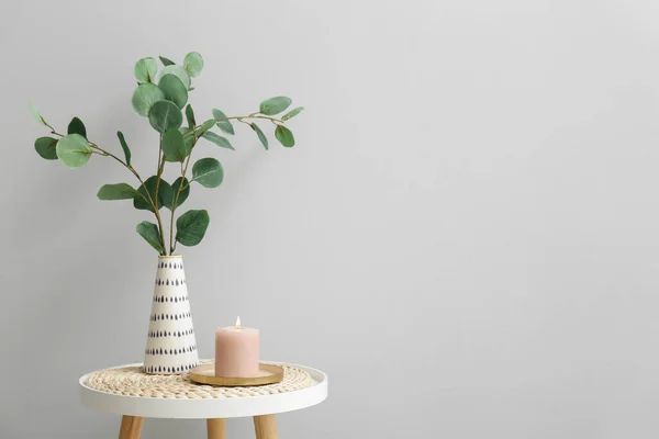 Bougie Vase Ardents Avec Des Branches Eucalyptus Sur Table Près — Photo