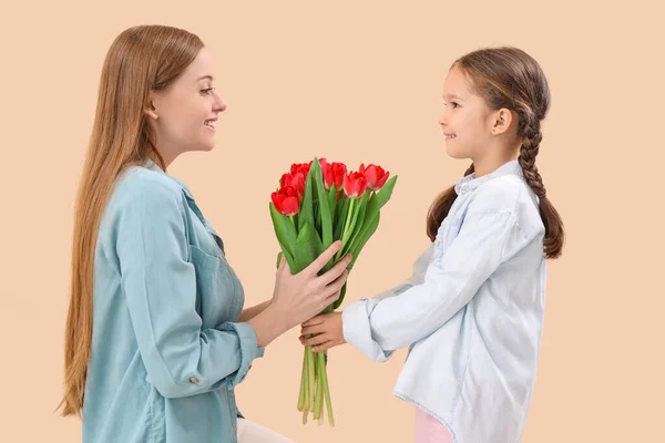 Schattig Klein Meisje Groeten Haar Moeder Met Tulpen Beige Achtergrond — Stockfoto