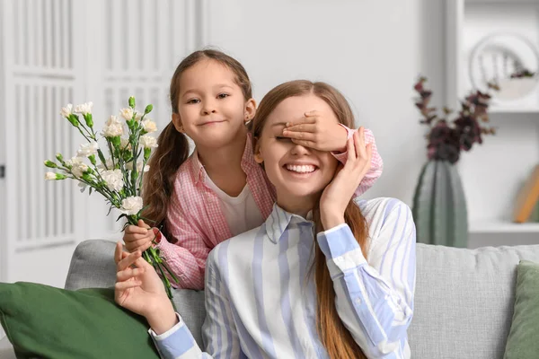 Κοριτσάκι Λουλούδια Που Κλείνει Μάτια Της Μητέρας Της Στο Σπίτι — Φωτογραφία Αρχείου