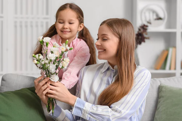 Nettes Kleines Mädchen Begrüßt Seine Mutter Urlaub Hause Mit Blumen — Stockfoto
