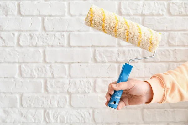 Worker Paint Roller White Brick Background — Stock Photo, Image