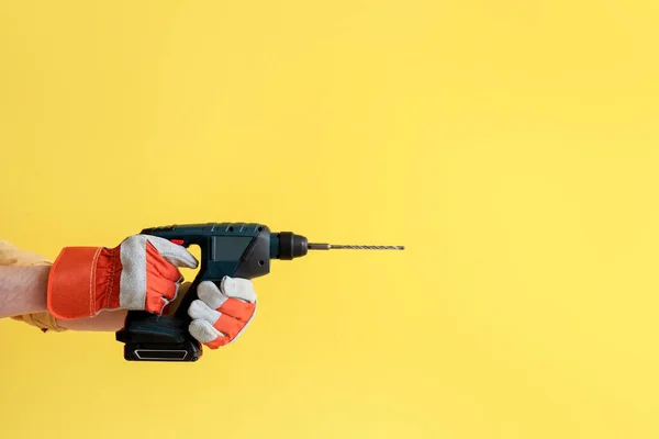 Worker Electric Drill Yellow Background — Stock Photo, Image