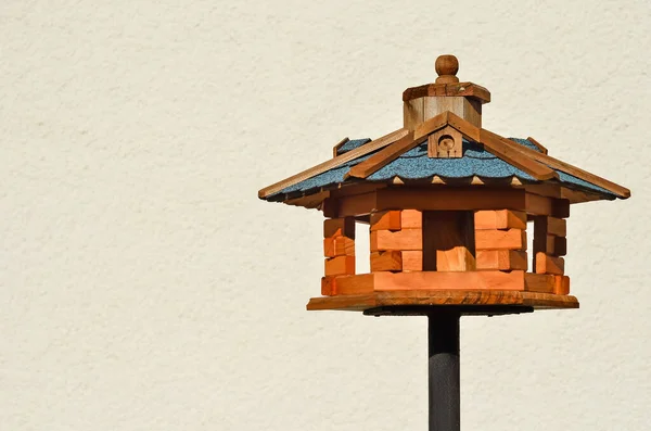 户外木制鸟舍的景观 — 图库照片