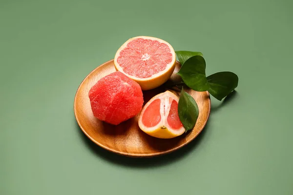 Wooden Plate Ripe Grapefruit Plant Branch Green Background — Stock Photo, Image