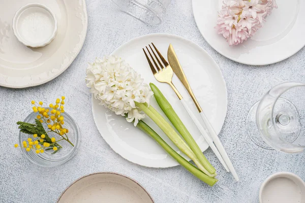 Σύνθεση Καθαρά Πιάτα Μαχαιροπήρουνα Και Όμορφα Λουλούδια Γκρι Φόντο Grunge — Φωτογραφία Αρχείου