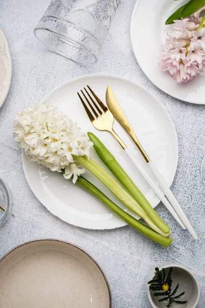 Σύνθεση Καθαρά Πιάτα Μαχαιροπήρουνα Και Όμορφα Λουλούδια Γκρι Φόντο Grunge — Φωτογραφία Αρχείου