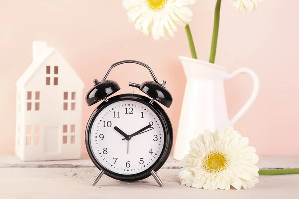 Relógio Despertador Vaso Com Belas Flores Gerbera Fundo Rosa — Fotografia de Stock