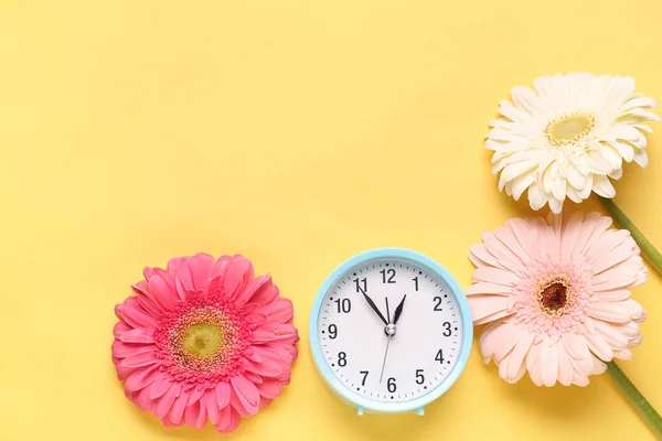 Wekker Klok Mooie Gerbera Bloemen Gele Achtergrond — Stockfoto