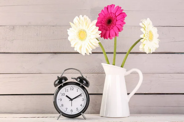 Ébresztőóra Váza Gyönyörű Gerbera Virágok Háttér — Stock Fotó