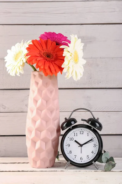 闹钟和花瓶 木制背景上有美丽的芙蓉花 — 图库照片
