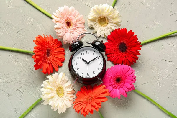 Σύνθεση Ξυπνητήρι Και Όμορφα Λουλούδια Gerbera Γκρι Φόντο Grunge — Φωτογραφία Αρχείου