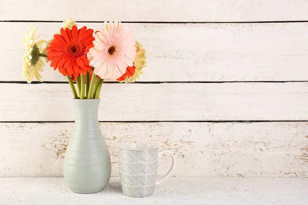 Βάζο Όμορφο Λουλούδι Gerbera Στο Τραπέζι Κοντά Λευκό Ξύλινο Τοίχο — Φωτογραφία Αρχείου