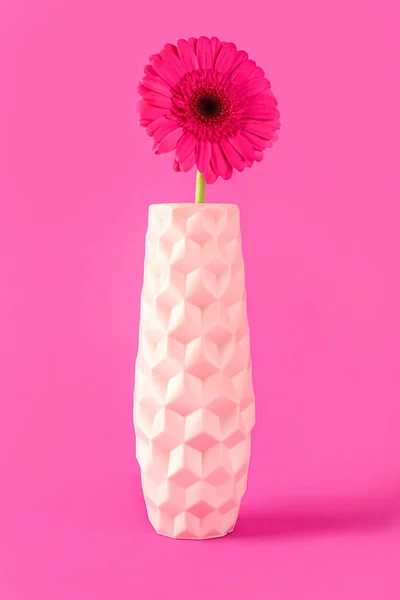 ピンクの背景に美しいガーベラの花と花瓶 — ストック写真