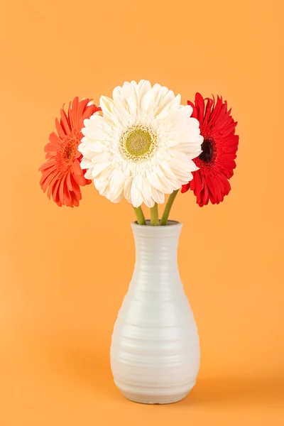Vas Med Vackra Gerbera Blommor Orange Bakgrund — Stockfoto