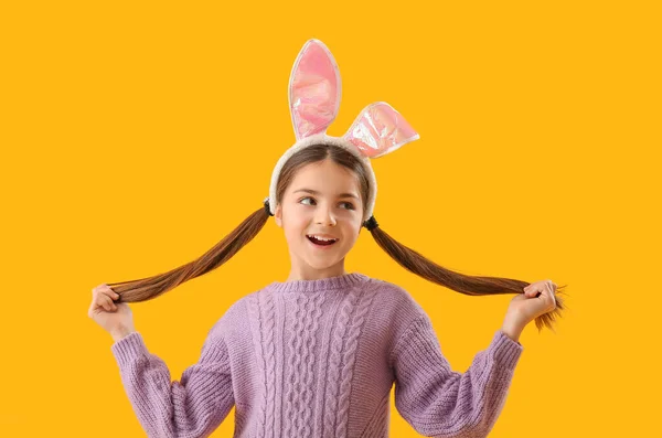 Маленька Дівчинка Вухах Кролика Жовтому Фоні — стокове фото