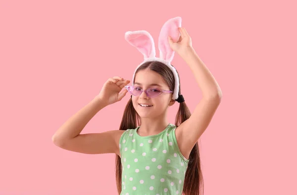 Χαριτωμένο Κοριτσάκι Αυτιά Λαγού Και Γυαλιά Ηλίου Ροζ Φόντο — Φωτογραφία Αρχείου