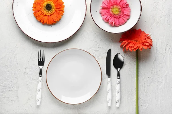 Table Setting Beautiful Gerbera Flowers Grey Grunge Background — Stock Photo, Image
