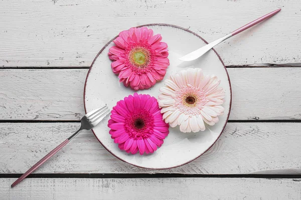 Tabell Inställning Med Vackra Gerbera Blommor Vit Trä Bakgrund — Stockfoto