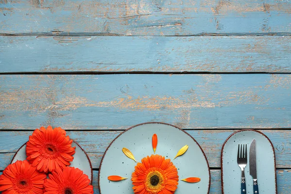 Table Setting Beautiful Gerbera Flowers Blue Wooden Background — Stock Photo, Image