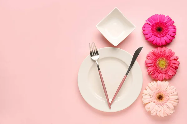 Tischdekoration Mit Schönen Gerbera Blumen Auf Rosa Hintergrund — Stockfoto