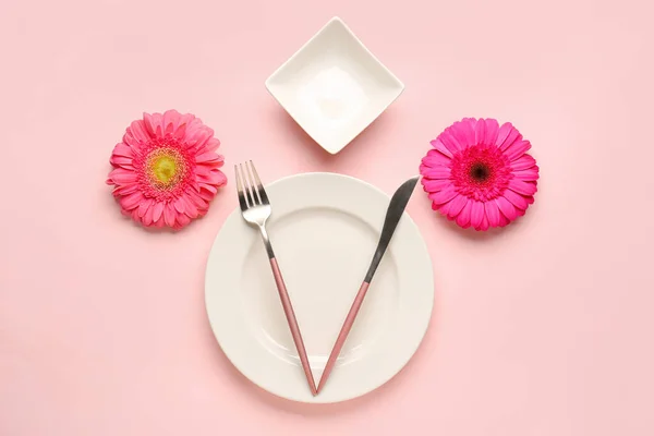 Table Setting Beautiful Gerbera Flowers Pink Background — Stock Photo, Image