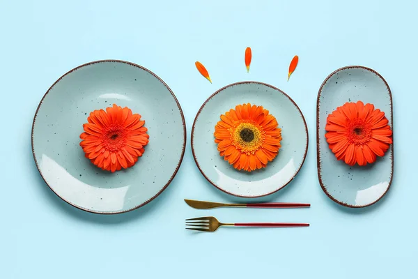 Tischdekoration Mit Schönen Gerbera Blumen Auf Blauem Hintergrund — Stockfoto