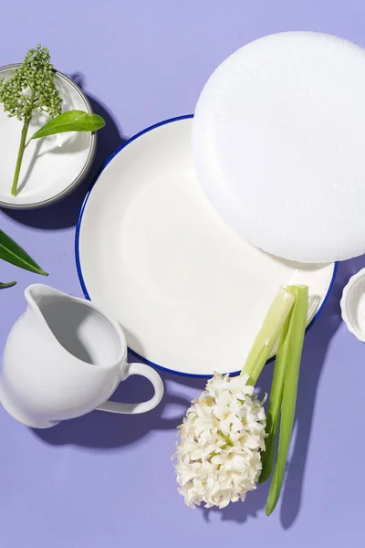 stock image Clean dishes and beautiful hyacinth flower on lilac background