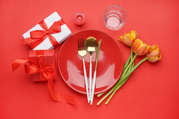 Table Setting Beautiful Tulip Flowers Gift Boxes Red Background — Stock Photo, Image