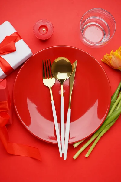 赤い背景に刃物で美しいテーブルセッティング クローズアップ — ストック写真