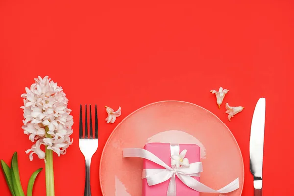 Tischdekoration Mit Schöner Hyazinthenblume Und Geschenkschachtel Auf Rotem Hintergrund — Stockfoto