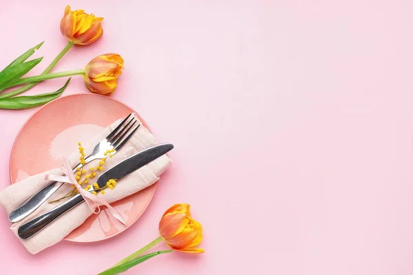 Dukning Med Vackra Tulpan Blommor Rosa Bakgrund — Stockfoto