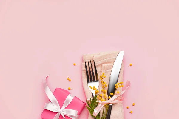 Uppsättning Bestick Med Mimosa Blommor Servett Och Presentförpackning Rosa Bakgrund — Stockfoto
