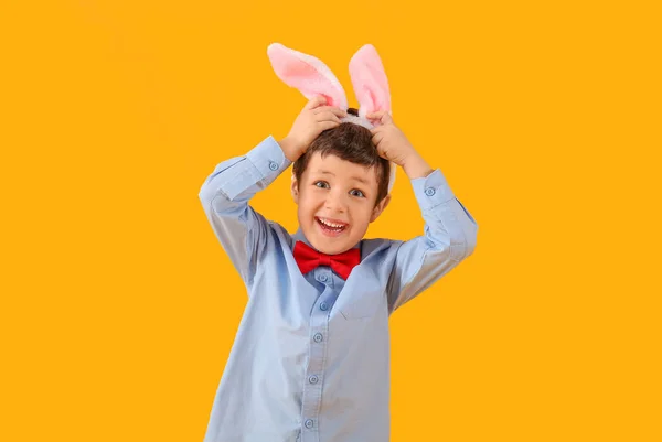 可愛いです男の子とともにウサギ耳上の黄色の背景 — ストック写真