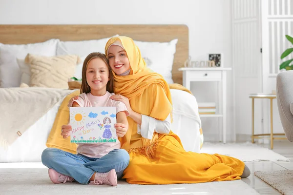Kleines Mädchen Mit Zeichnung Zum Muttertag Und Ihrer Muslimischen Mutter — Stockfoto