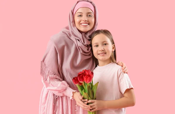 Menina Com Tulipas Sua Mãe Muçulmana Fundo Rosa — Fotografia de Stock