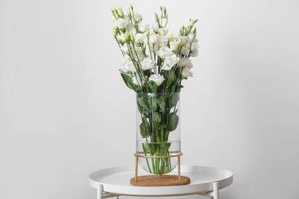 Vaas Met Mooie Eustoma Bloemen Tafel Bij Lichte Muur — Stockfoto
