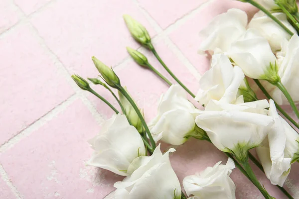Fleurs Eustomes Blanches Sur Fond Tuiles Couleur Gros Plan — Photo